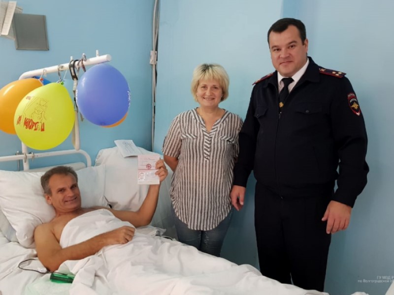 Перед присягой попал в ДТП: полицейские вручили волгоградцу паспорт гражданина РФ в больнице
