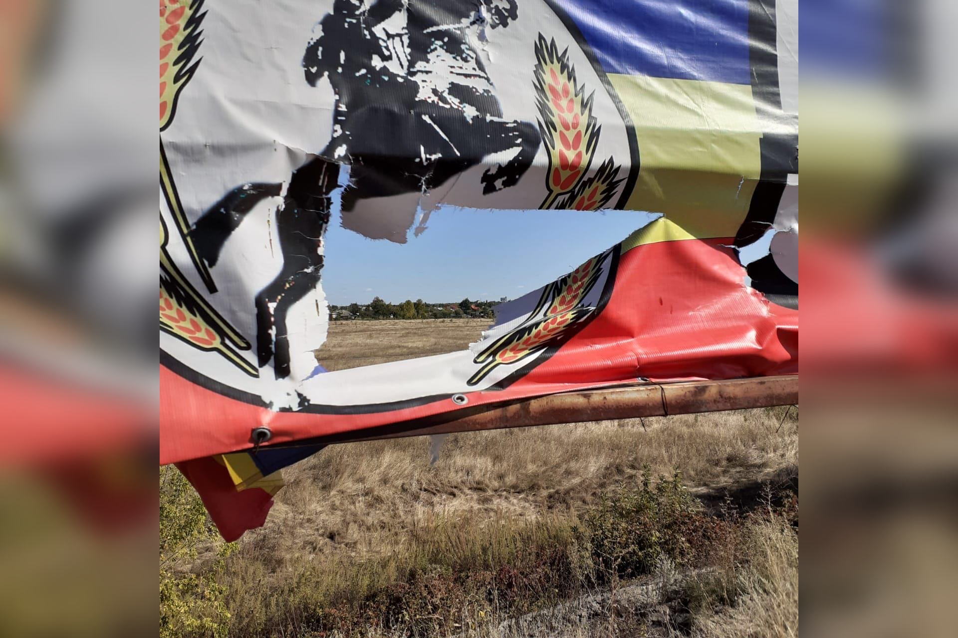«Поймаем и выпорем»: в Волгоградской области неизвестные продырявили баннер казаков