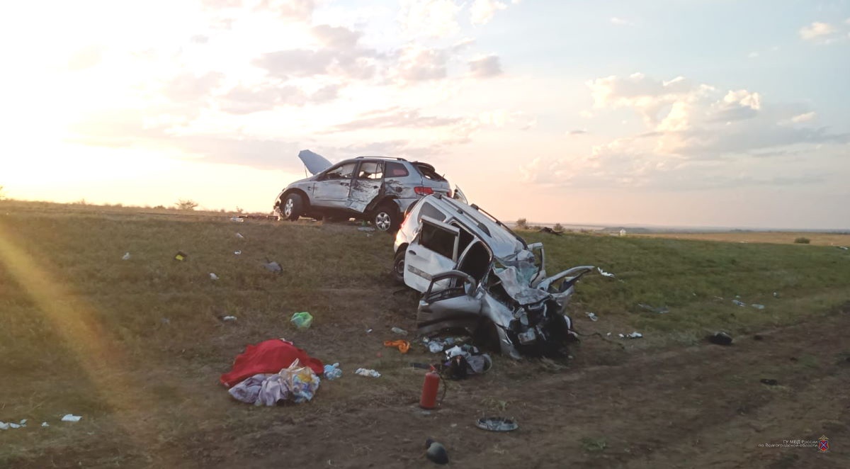 Стали известны подробности жуткого ДТП в Волгоградской области, в котором погибло 3 человека
