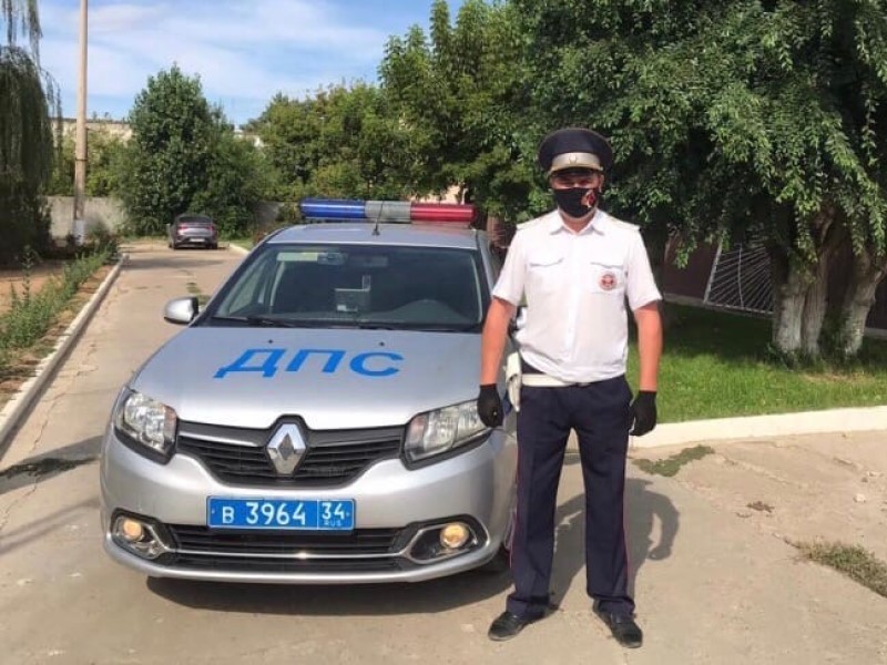 Полицейский спас жизнь волгоградцу, у которого случился инсульт за рулем