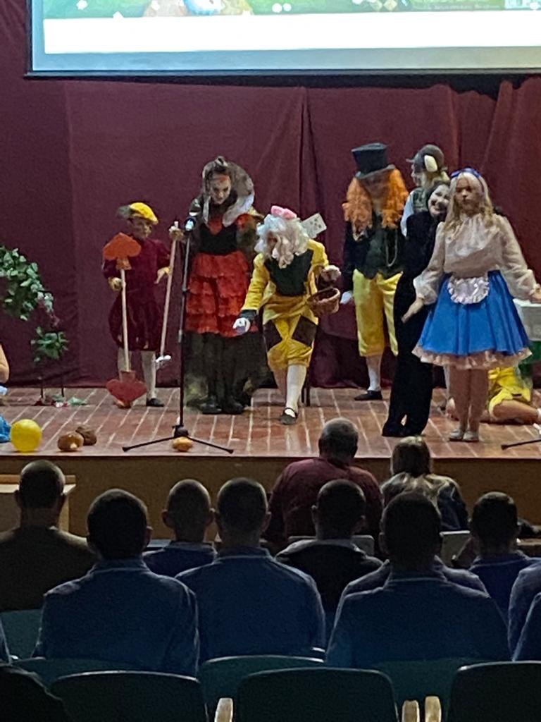 Юные артисты Волгограда показали спектакль российским солдатам в военном госпитале