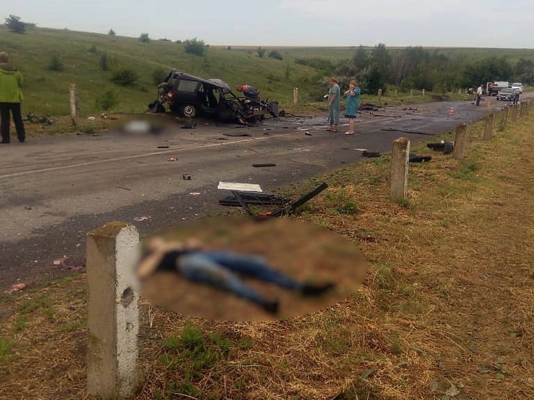 Двое молодых мужчин погибли в лобовом столкновении ИЖа и ЗИЛа в Волгоградской области