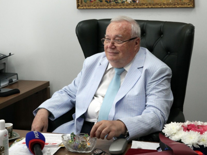 Юбилей отмечает президент ВолгГМУ Владимир Петров