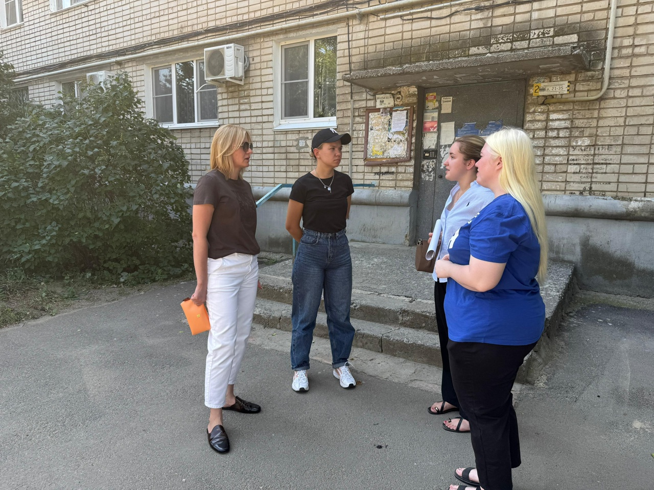 «Единая Россия» жарит красавицу-блондинку в Волгограде 