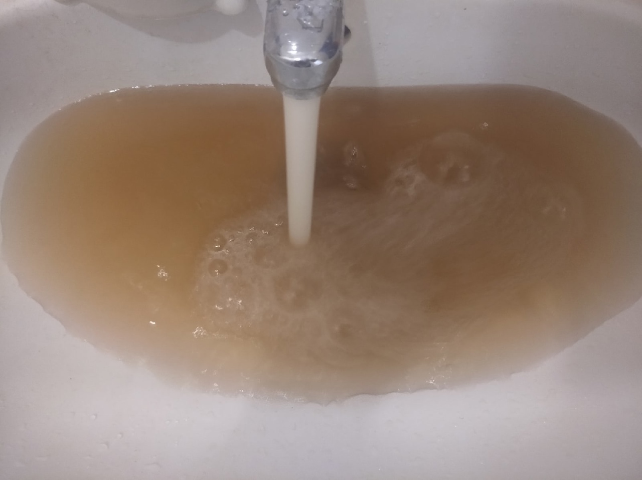 Жителей Волжского лишили воды на сутки