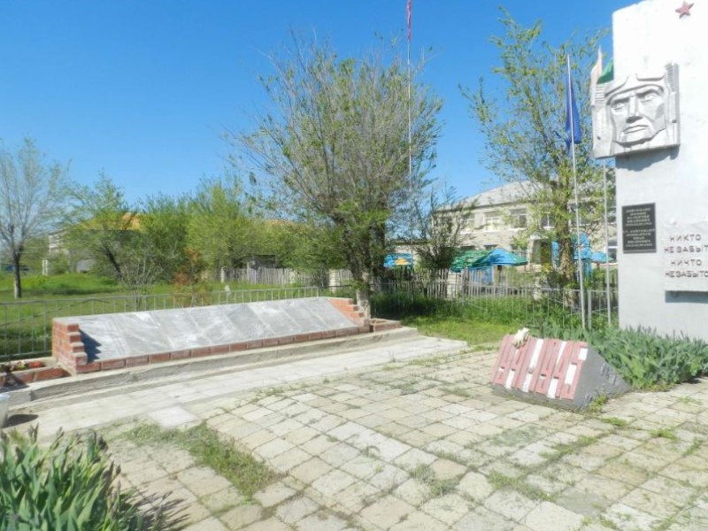 «У них даже техники нет»: чиновник подарил деньги на уборку села под Волгоградом своей дочери