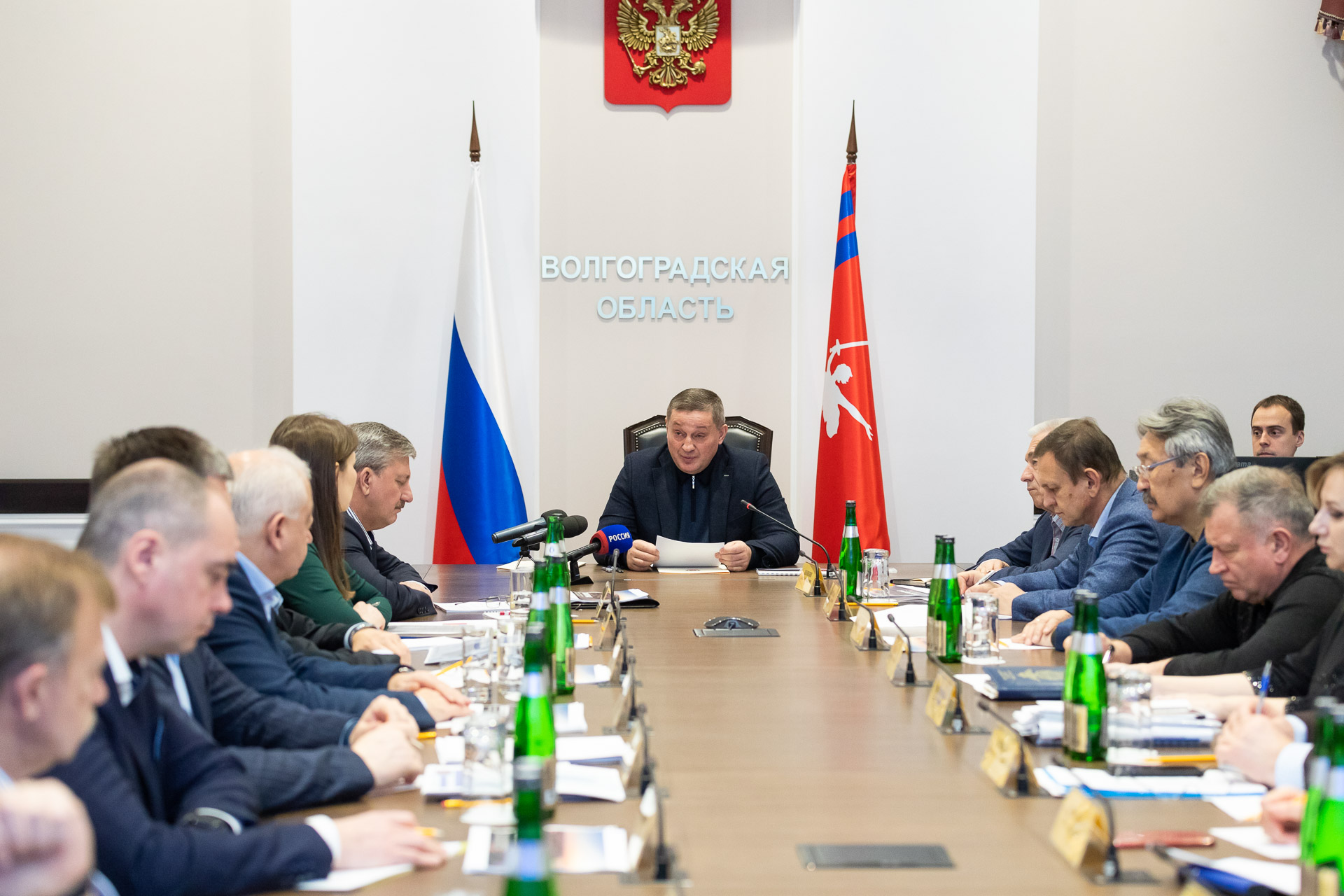 Чиновники с унылыми лицами  слушали план волгоградского губернатора