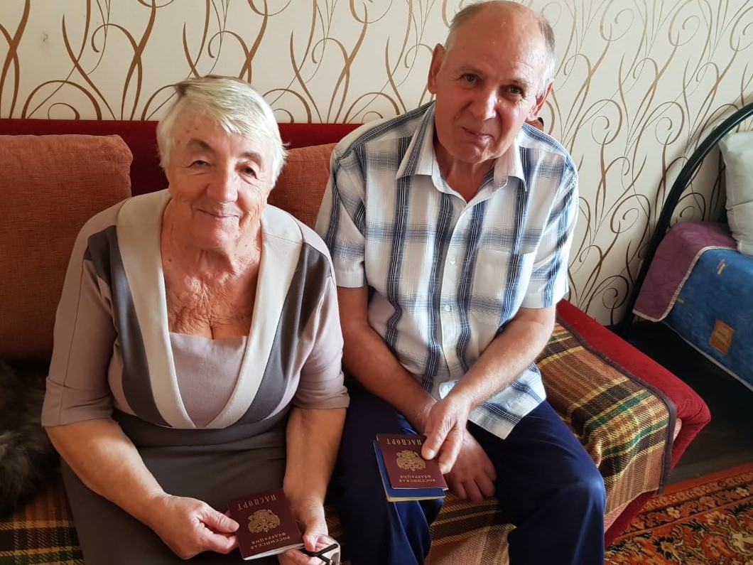 Переехали в Волгоград умудреннными жизнью: двое 72-летних переселенцев получили паспорта граждан РФ в Волгограде