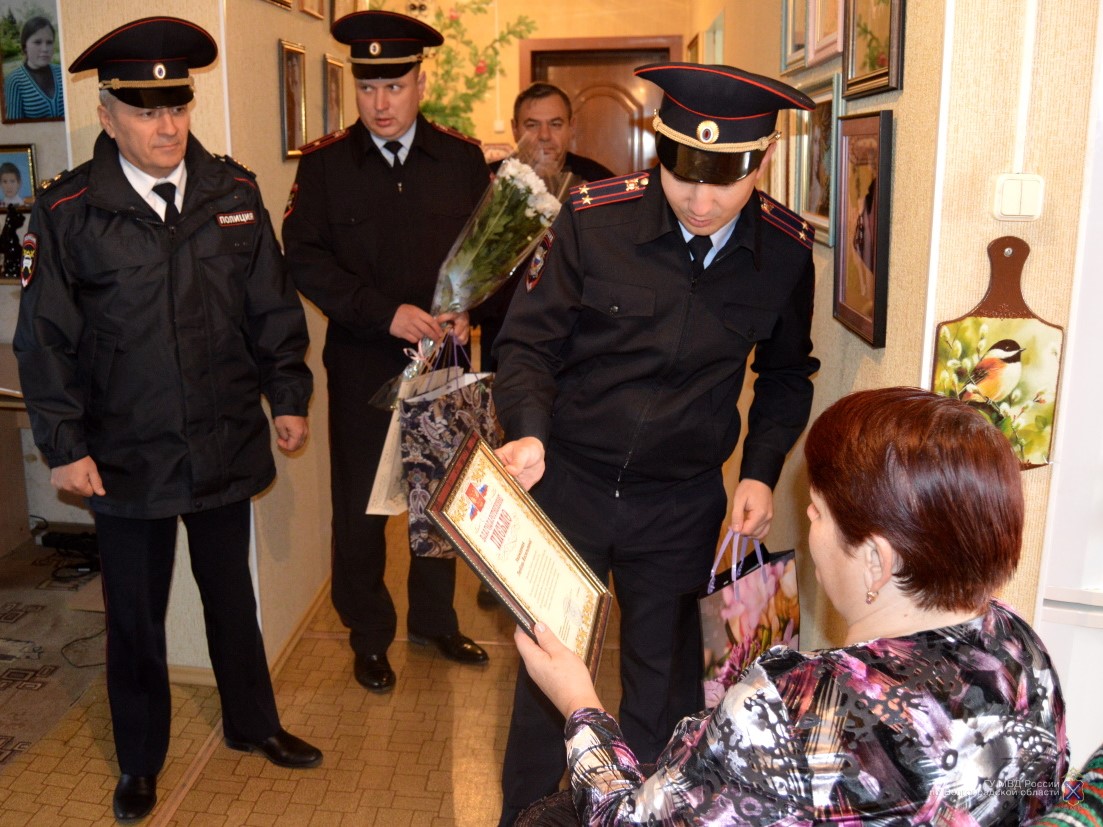 Помогли вычислить трусливого водителя-убийцу: к двоим камышанам нагрянули полицейские с подарками