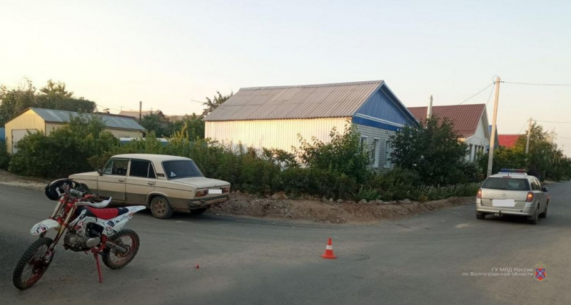 Школьник на мопеде угодил под колеса иномарки на севере Волгограда