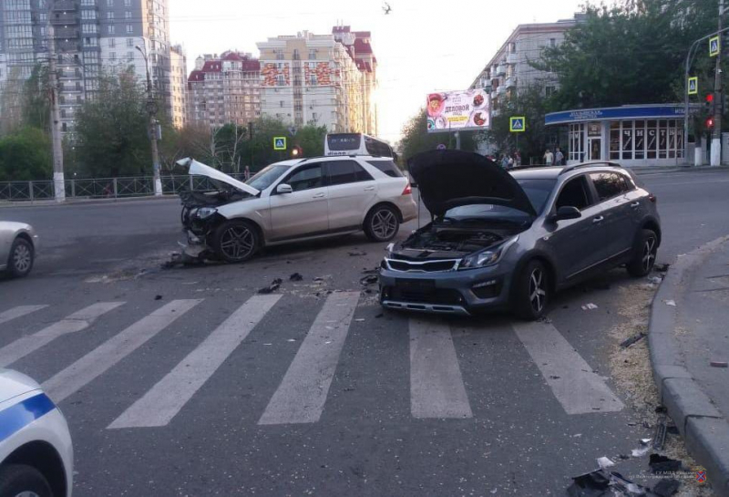 В центре Волгограда при столкновении двух иномарок пострадал мужчина 