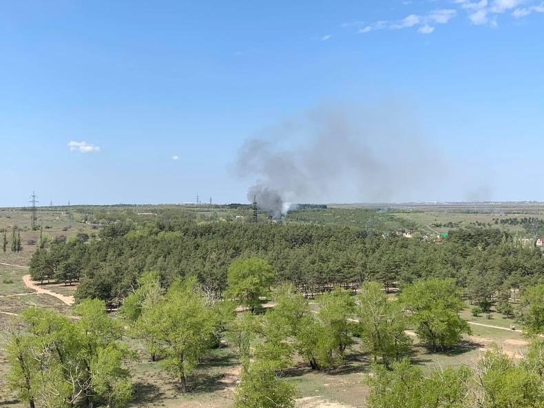 Загорелась степь и лесопосадка  неподалеку от жилого комплекса в Волгограде