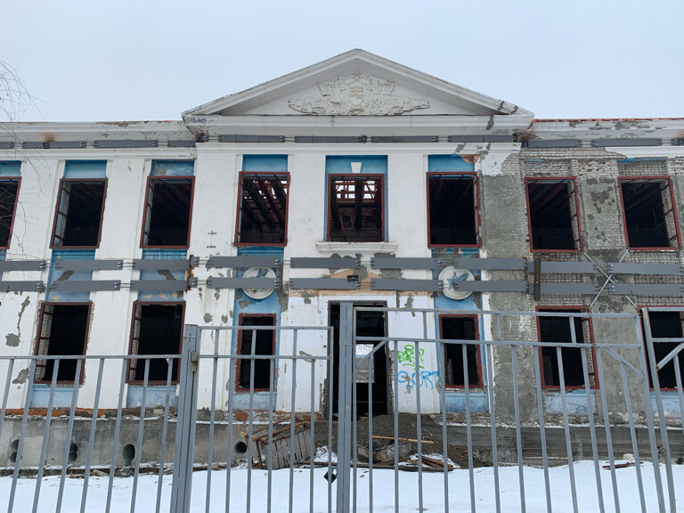 Власти Волгограда расторгают контракт с подрядчиком, не успевшим отремонтировать послевоенную школу 