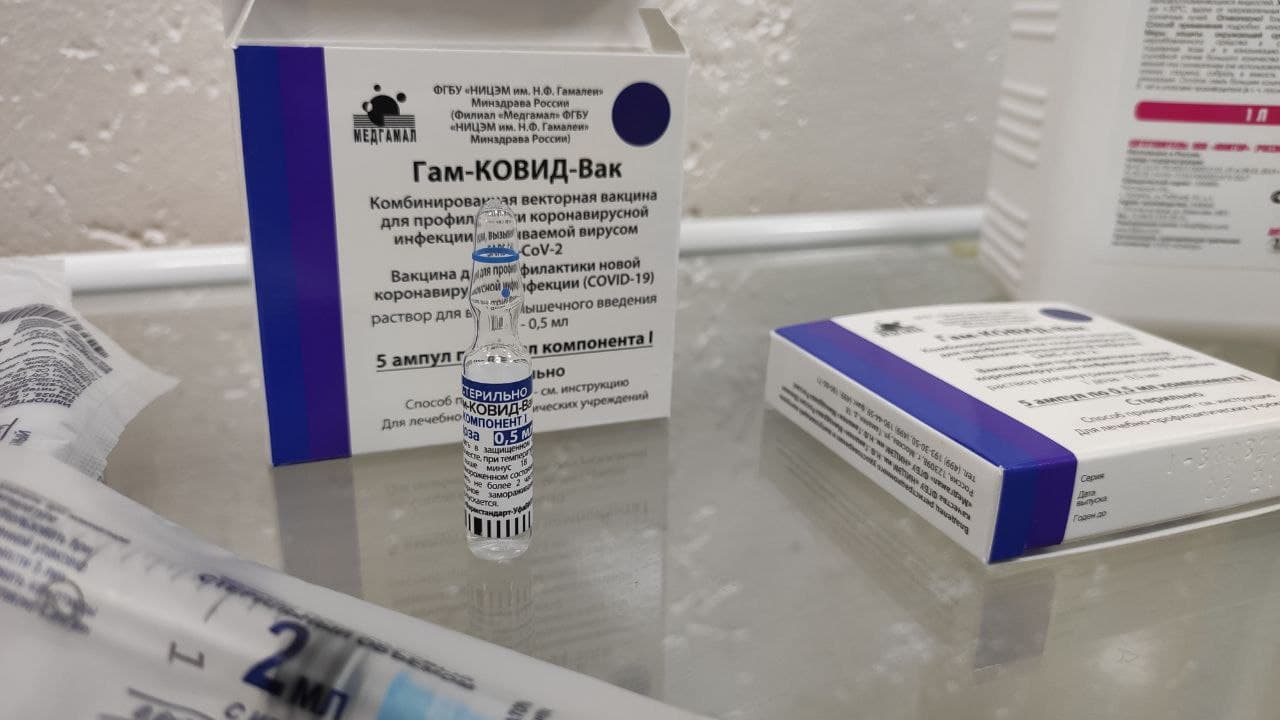 Привитым от коронавируса волгоградцам предлагают премии, отпуска и льготы 