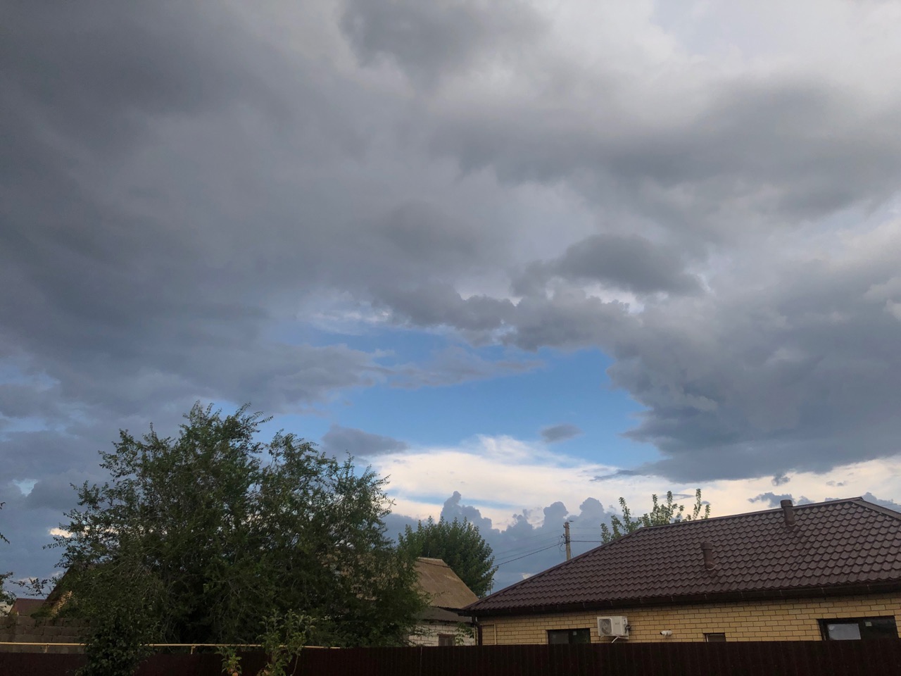 Штормовое предупреждение от МЧС: ливни и град обрушатся на Волгоградскую область