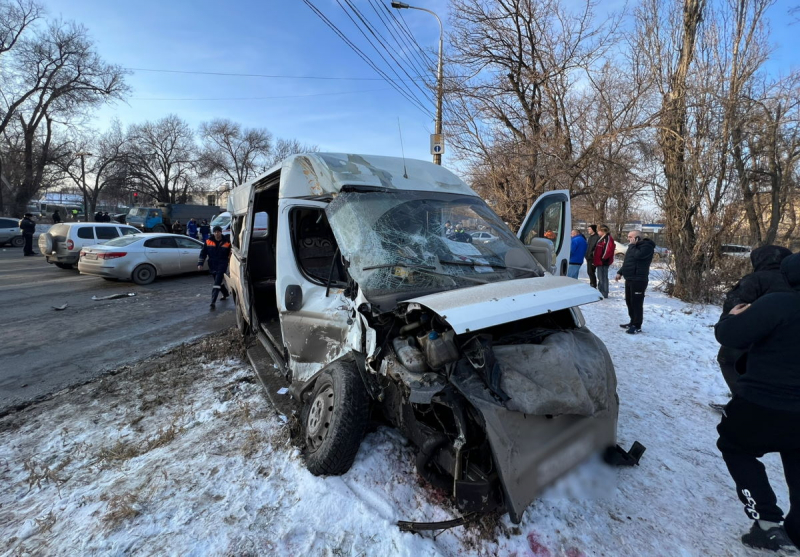 В столкновении КАМАЗа и маршрутки погибли три человека