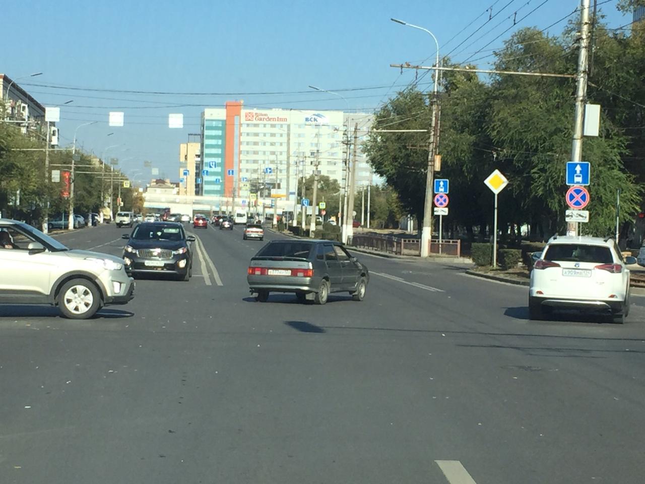Авария из трех машин затруднила движение на проспекте Ленина в центре Волгограде
