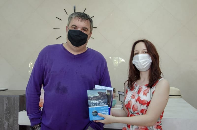Известный волгоградский фотохудожник передал библиотеке книгу о дьяволе