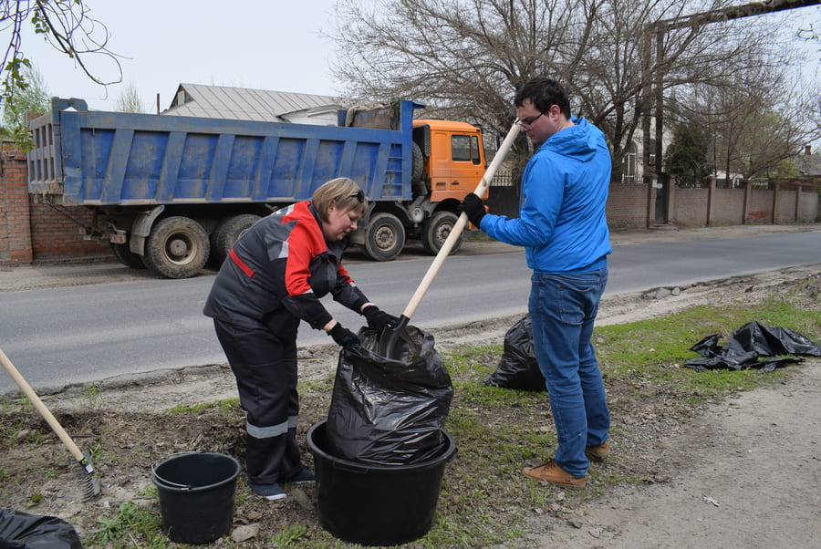 Мир. Труд. Субботник: металлурги «Красного Октября» делают город чище