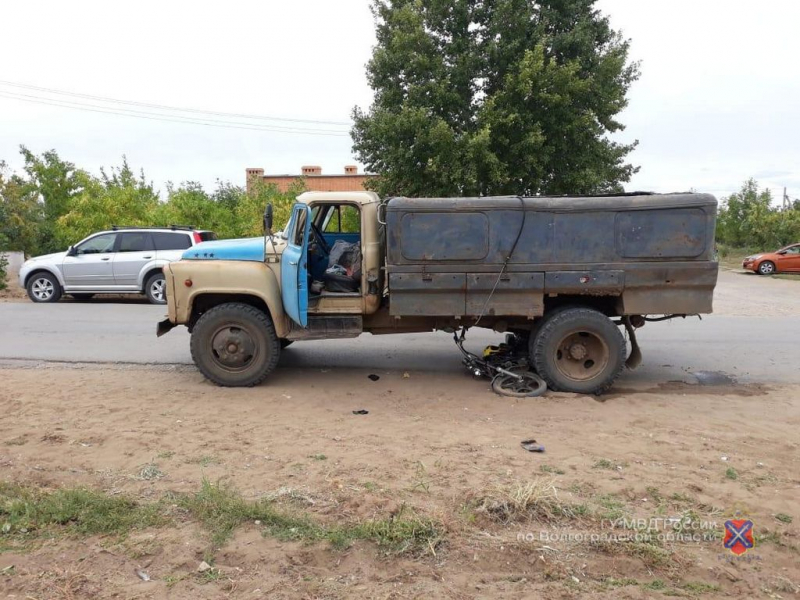 Зажевало колесами: грузовик сбил 15-летнего мальчика на мопеде в Волгоградской области
