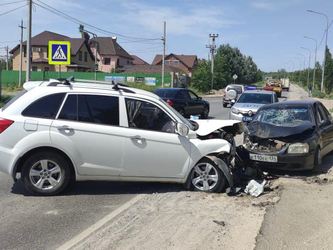 На юге Волгограда водитель Hyundai Accent столкнулся с другой иномаркой, вылетев на встречку