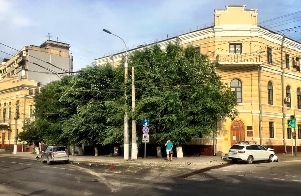 Известный фотохудожник стал очевидцем страшной аварии у здания администрации Волгоградской области
