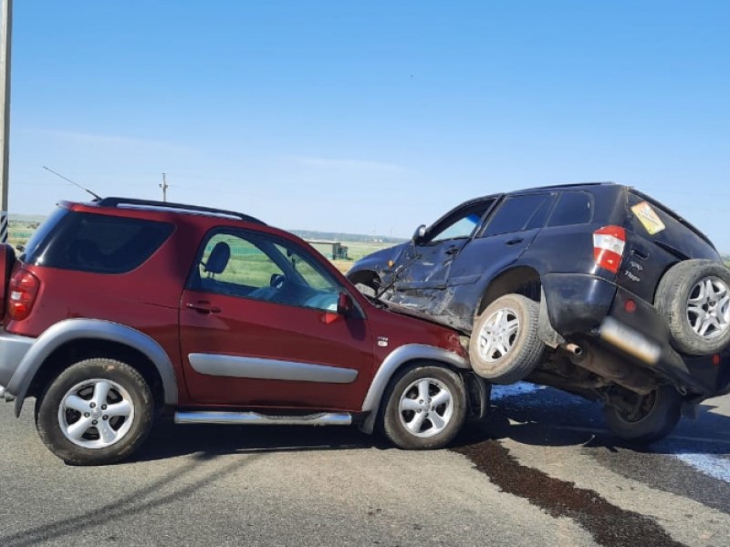 Rav4 и Cherry столкнулись под Волгоградом: в больнице двухлетний ребенок