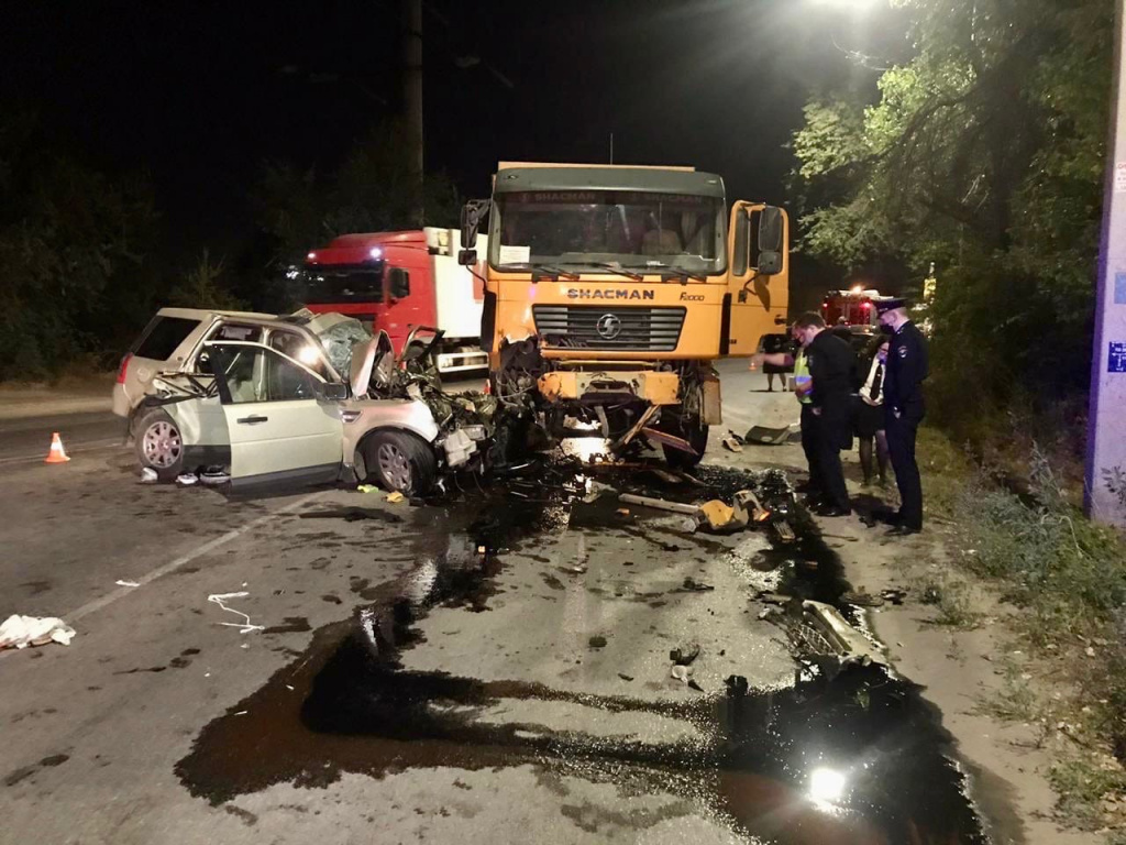 Погибли водитель и пассажирка иномарки: подробности страшного ДТП в Дзержинском районе Волгограда