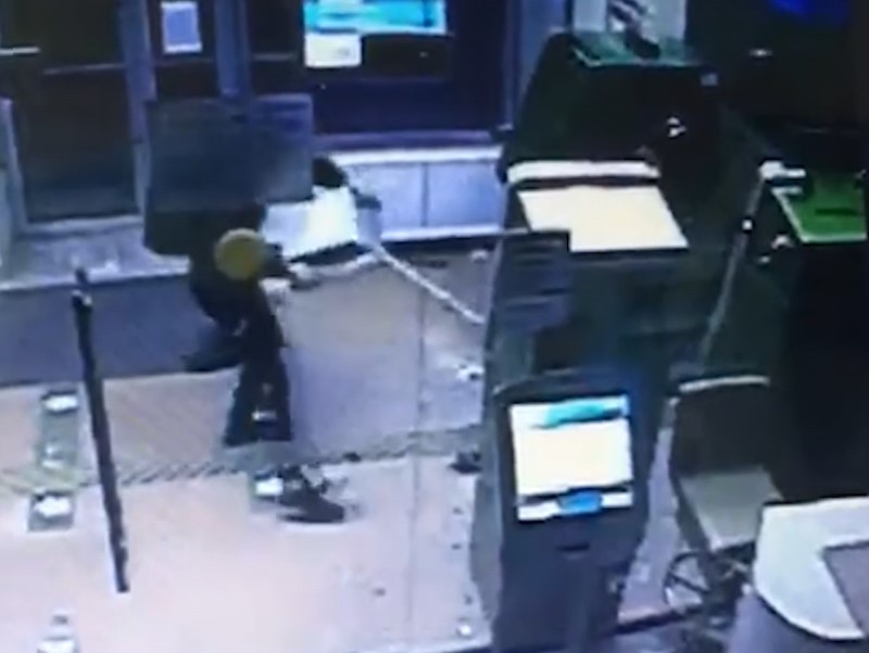 Волгоградец разбил электросамокатом банкомат ради ящика микросхем