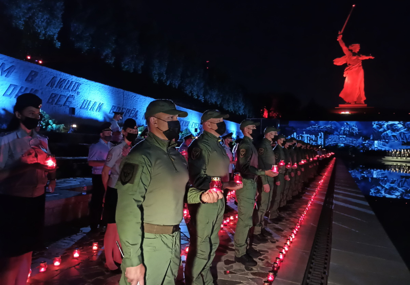 Волгоградские полицейские почтили память погибших в Великой Отечественной войне на Мамаевом кургане