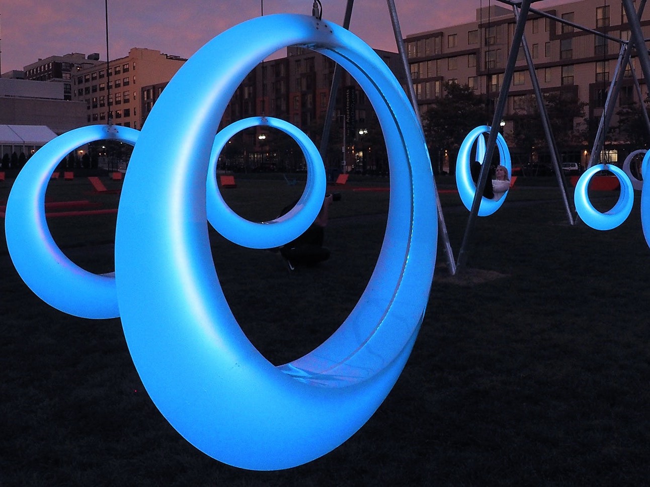 Светящиеся качели появятся у музыкального театра в Волгограде