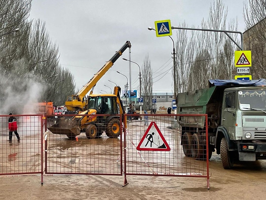 Как ходит транспорт по улицам Мира и Оломоуцкой в Волжском после порыва трубы с кипятком