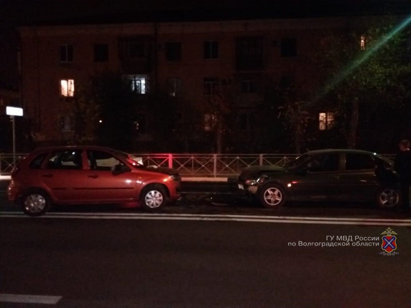 Opel и Lada не поделили пустую дорогу в Волжском: 32-летняя женщина в больнице