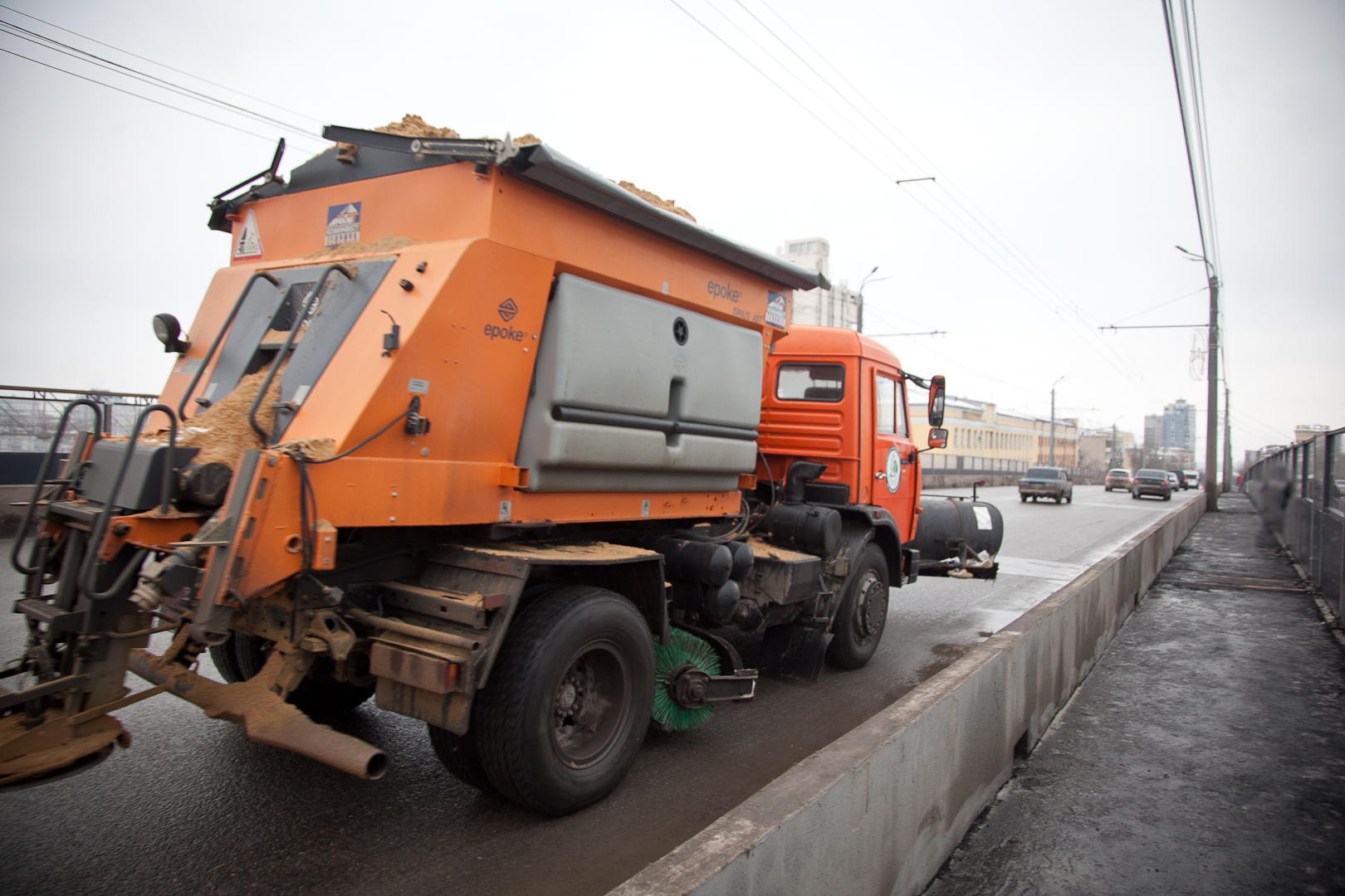 «Погода ухудшается. В бой идет вся техника»: 132 единицы техники отчищают автомагистрали Волгоградской области