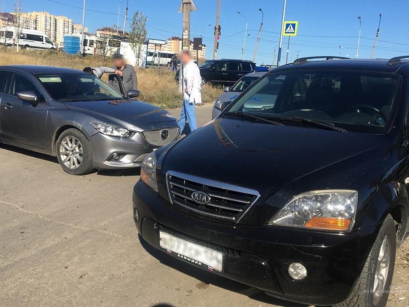 Не поставил на ручкник: Mazda сбила владельца и протаранила припаркованно авто у кардиоцентра в Волгограде