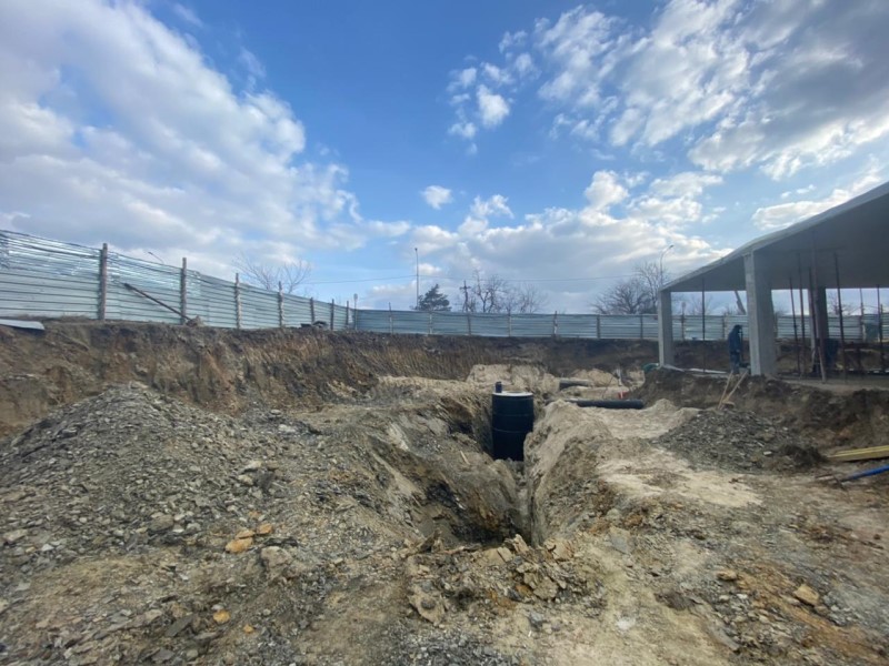 Рабочего заживо засыпало землей на стройке аквапарка в Волгограде