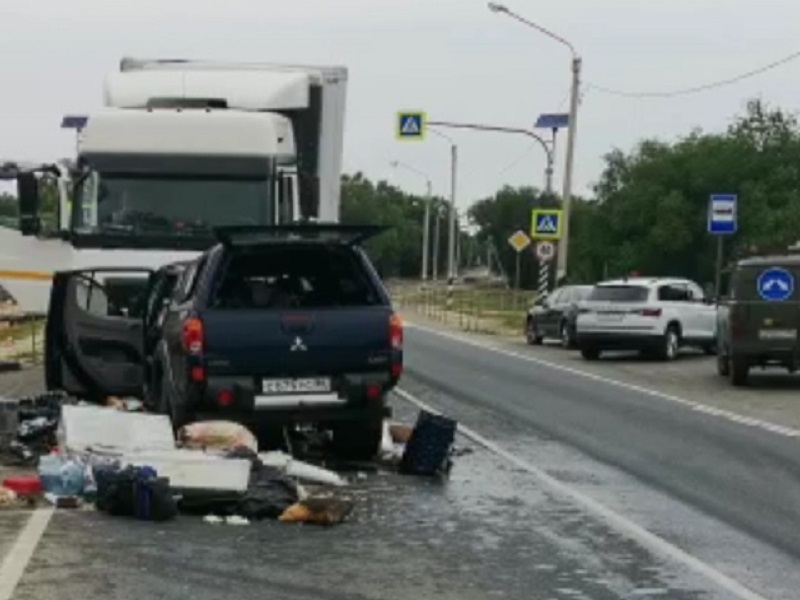 Внедорожник врезался в грузовик под Волгоградом: один человек погиб 