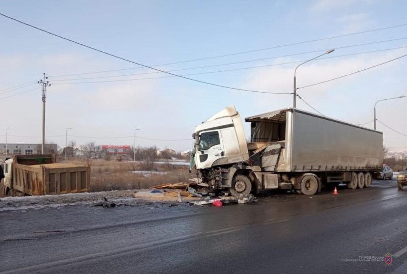 В Волгограде столкнулись две фуры, водитель «Форда» госпитализирован