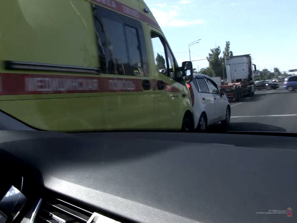Волгоградка не пропустила скорую на глазах у полиции