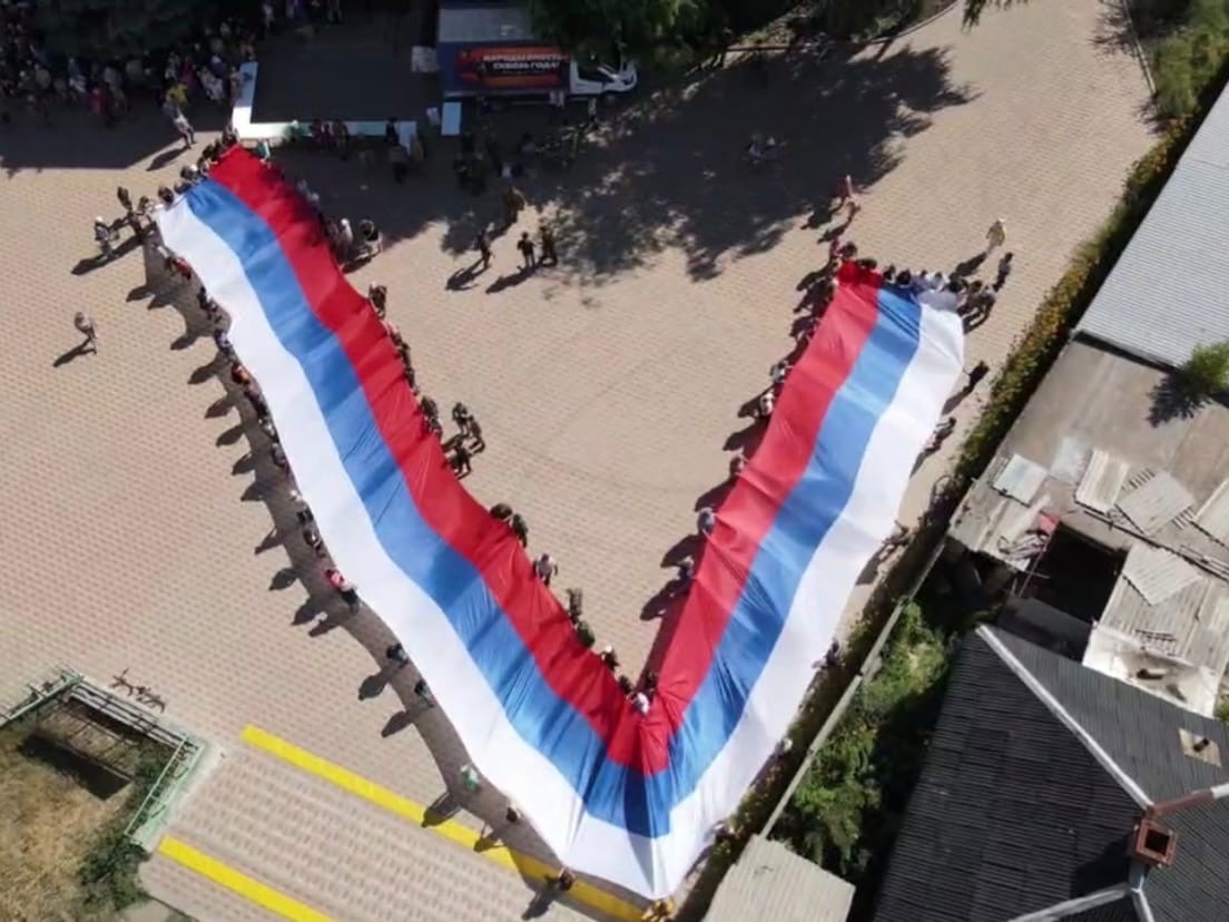 Стометровый флаг РФ из Волгограда развернули в Лисичанске
