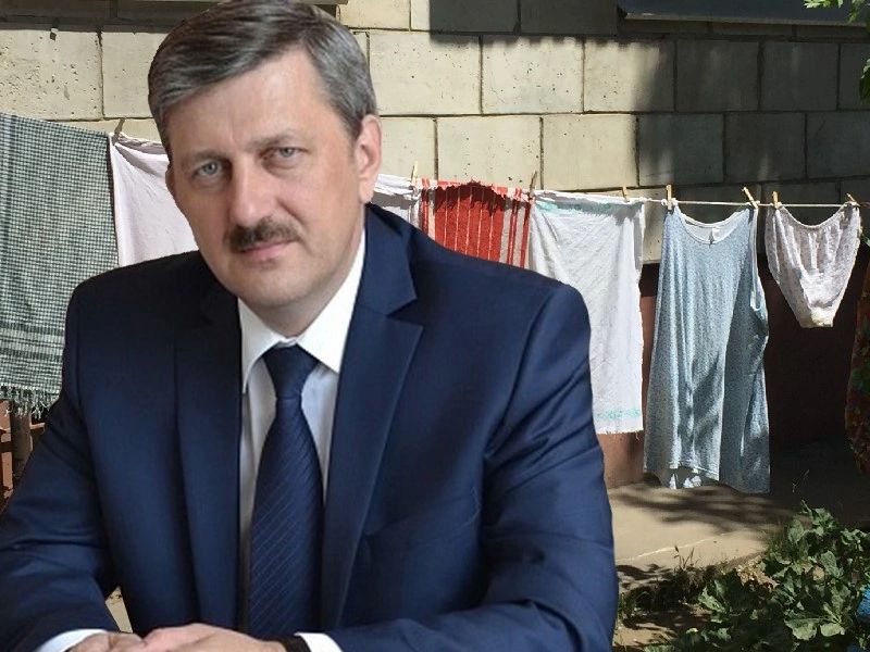 «Спасибо Марченко»: порыв трубы оставил жителей жилого массива в Волгограде без воды в жару