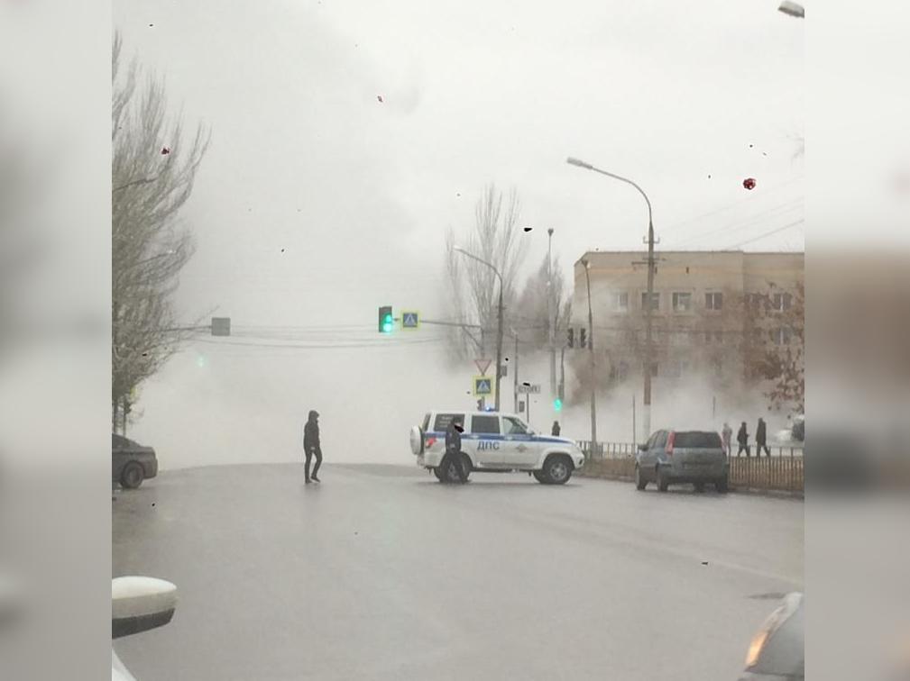 Шесть микрорайонов Волжского остались без горячей воды из-за порыва трубы