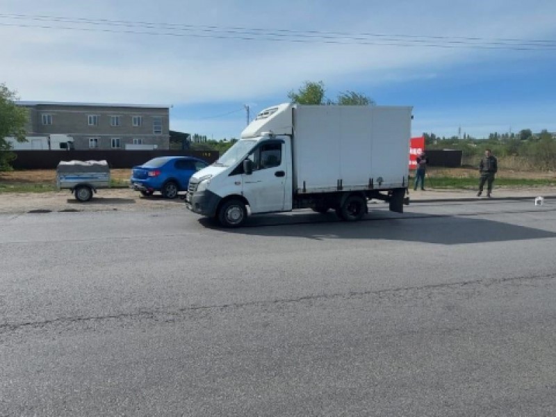 Фургон подбил Renault в Волгограде: пострадала девятилетняя девочка