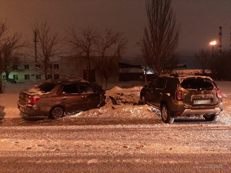 Обе воткнулись в сугроб: две женщины не поделили дорогу в Волжском