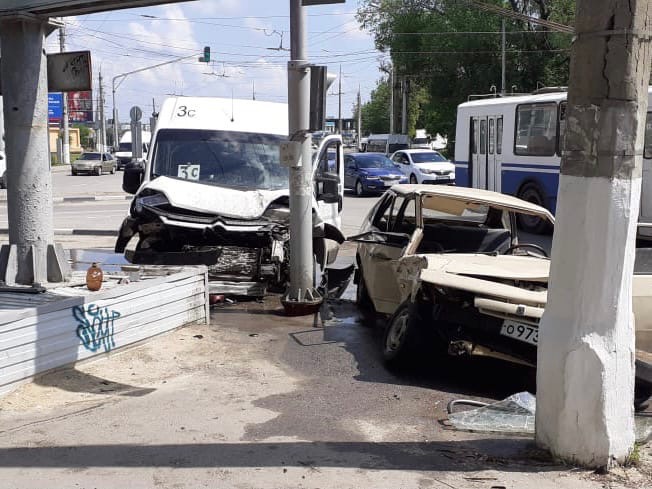 Четверо волгоградцев пострадали в столкновении «девятки» с маршруткой №3С