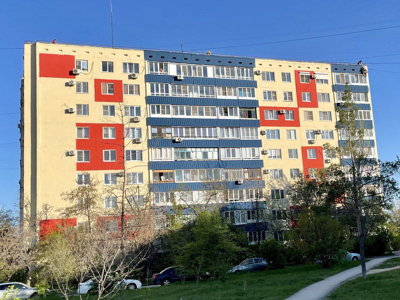 Закоптившуюся от заводских выбросов многоэтажку в Волжском покрасили только с фасадной стороны 