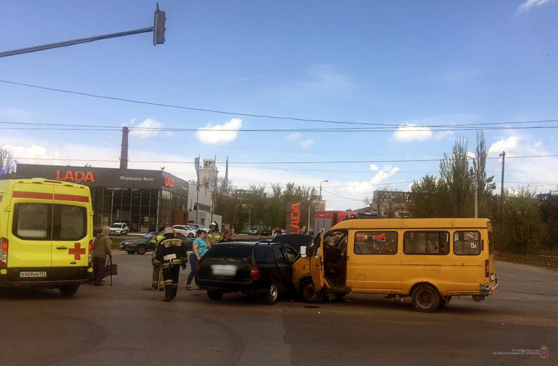 Водитель на отечественной легковушке протаранил маршрутку в Волгоградской области