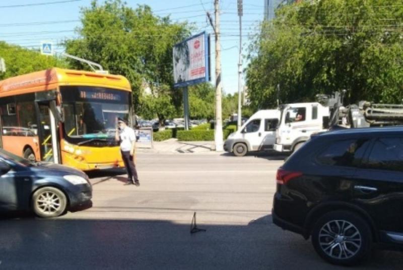 Водитель автобуса совершил ДТП, в котором пострадала пассажирка в Волгограде