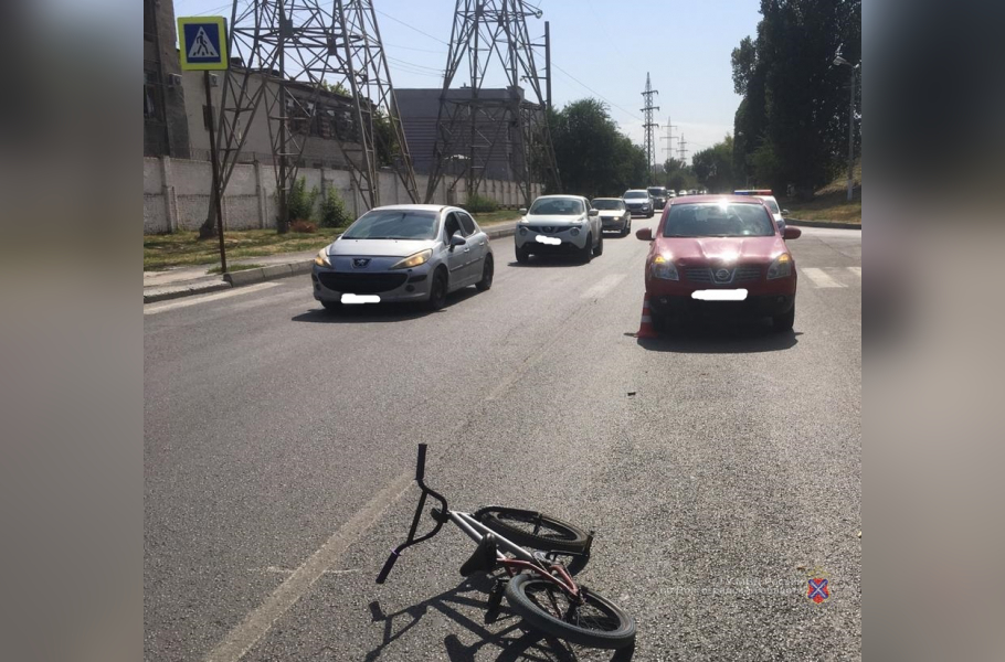 Два подростка на велосипедах попали под колеса иномарок в Волгограде