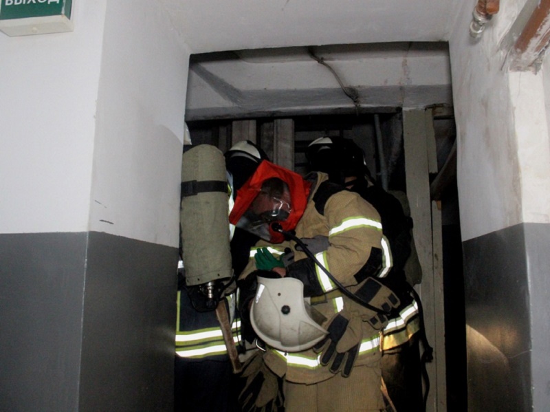 На юге Волгограда потушили пожар в недостроенном доме